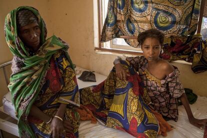 Una madre junto a su hija, recibiendo asistencia por quemaduras en un centro sanitario del Estado de Borno (Nigeria), tras los combates entre el Ejército y los islamistas de Boko Haram la pasada semana.