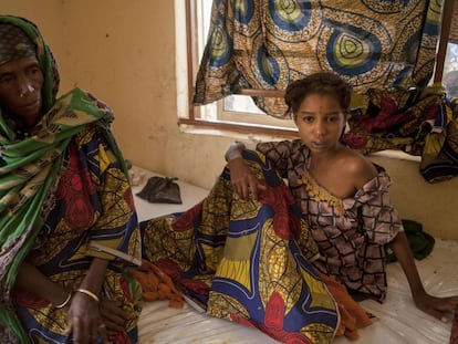 Una madre junto a su hija, recibiendo asistencia por quemaduras en un centro sanitario del Estado de Borno (Nigeria), tras los combates entre el Ejército y los islamistas de Boko Haram la pasada semana.