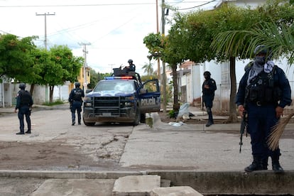 Policías Estatales de Culiacán, durante un operativo en la colonia Villa Universidad.