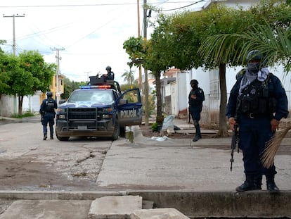 Policías Estatales custodian una colonia de Culiacán, en una imagen de archivo.