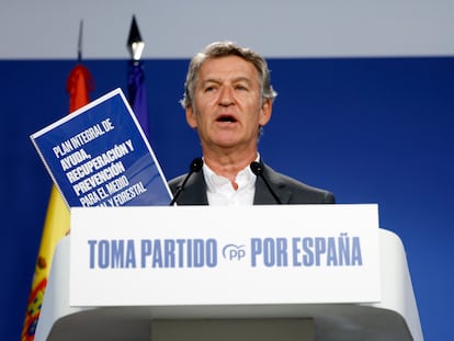 El líder del PP, Alberto Núñe Feijóo, comparece en la sede del Partido Popular para exponer su "plan integral contra incendios", este lunes.