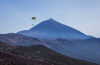 Practicando parapente con el Teide al fondo.