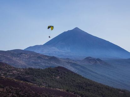 Practicando parapente con el Teide al fondo.