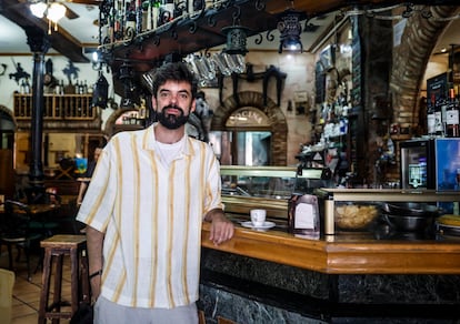 Sosyolog Javier Rueda, 29 Mayıs 2025'te Madrid'deki Mesón de la Ronda de Atocha'da fotoğraflandı.