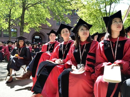 Estudantes da Universidade Harvard em maio, durante entrega de diplomas.