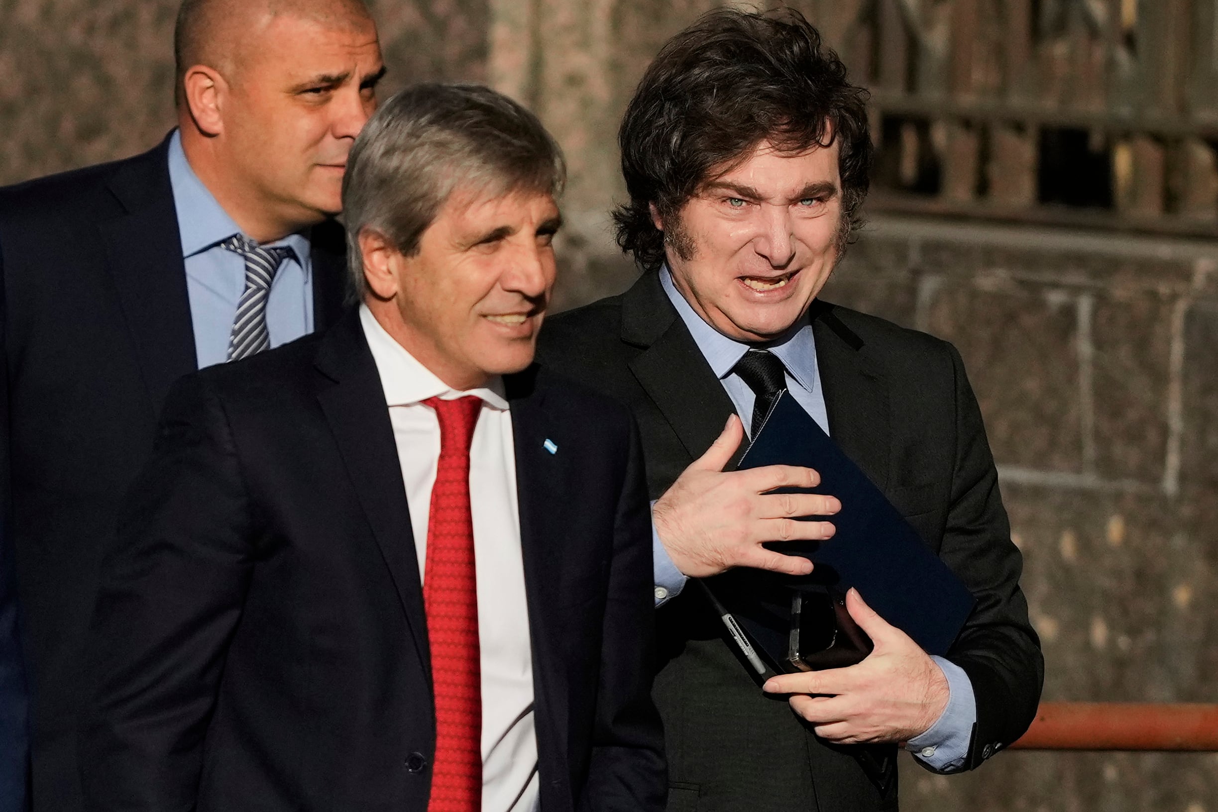 El ministro de Economía de Milei denuncia un plan opositor para debilitar al Gobierno y “volver a robar”