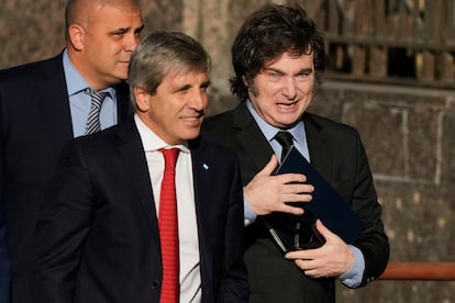 Luis Caputo y Javier Milei en Buenos Aires, en abril del 2025. 