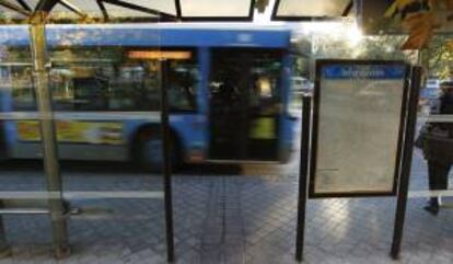 Un autobús pasa por la parada en Madrid en la última jornada de la huelga parcial convocada  en octubre por los comités de empresa de Metro y el servicio de autobuses urbanos de la Empresa Municipal de Transportes (EMT) para protestar por los recortes salariales.