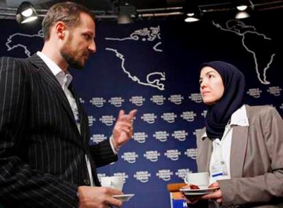 El príncipe Haakon de Noruega y la presidenta de la Sociedad Islámica de Norteamérica, Ingrid Mattson, ayer.