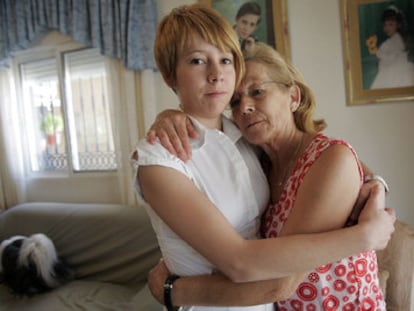 María del Carmen García abraza a su hija Verónica, en su casa de Benejúzar en una imagen de 2011.