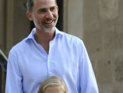 Felipe VI posa con su hija Leonor en Palma de Mallorca en agosto de 2015.