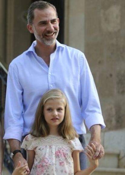 Felipe VI posa con su hija Leonor en Palma de Mallorca en agosto de 2015.