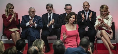 La presidenta de la Comunidad de Madrid, Isabel Díaz Ayuso, es ovacionada a su llegada al acto de entrega de medallas de la Comunidad de Madrid. Detrás, de izquierda a derecha: Cristina Cifuentes, Joaquín Leguina, Ángel Garrido, Alberto Ruiz-Gallardón, Pedro Rollán y Esperanza Aguirre.