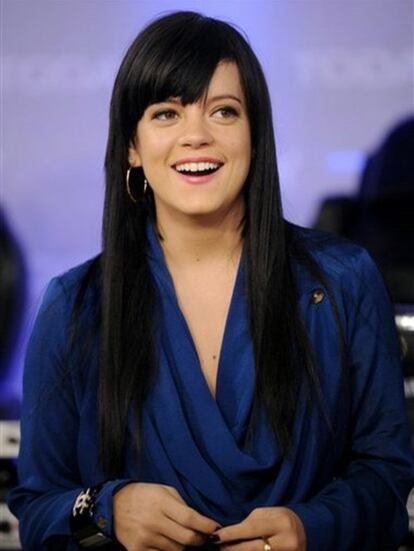 Lily Allen perdió al bebé que estaba esperando a principios de 2008, y desde entonces no ha podido superar lo ocurrido. La cantante ha asegurado en la revista <i>Grazia</i> que no fue capaz de asumir lo que había pasado hasta meses después, y reconoce que nada ha vuelto a ser lo mismo desde entonces. En enero de 2008, Lily Allen sufrió un aborto espontáneo y perdió al niño que esperaba junto a su novio de entonces, Ed Simons, de los Chemical Brothers. Ahora, dos años después de lo ocurrido, la cantante ha reconocido que aún no ha superado la pérdida, y ha hablado sobre lo mal que lo pasó en esos momentos. "No podía manejar las emociones que pasaban por mi cabeza, y encima tenía que distribuir un comunicado de prensa sobre lo ocurrido", se ha quejado la artista. "Tuve la simpatía del público durante cinco días, y después volvieron a lo de siempre". La artista sostiene que no fue capaz de hacerse cargo de lo ocurrido hasta la fecha en que su hijo debía haber nacido.