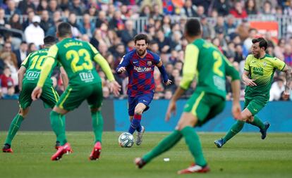 Messi, entre los jugadores del Eibar.