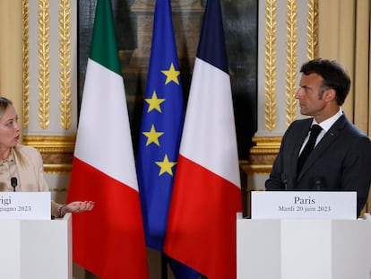 Giorgia Meloni y Emmanuel Macron comparecen juntos este martes en el palacio del Elíseo en París.