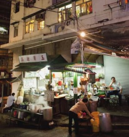 Puesto de comida callejera junto a Hollywood road, en Hong Kong.