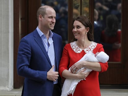 O príncipe William e Kate Middleton, a duquesa de Cambridge, deixam o hospital com o terceiro filho do casal.