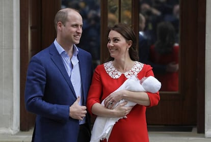 O príncipe William e Kate Middleton, a duquesa de Cambridge, deixam o hospital com o terceiro filho do casal.