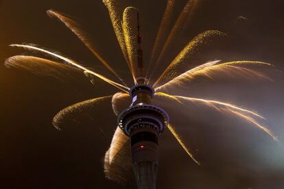 Fuegos artificiales desde la Sky Tower de Nueva Zelanda para recibir al 2015.