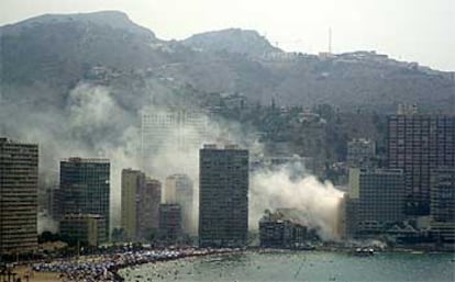 Imagen del litoral de Benidorm tras la explosión de la bomba colocada por ETA en el hotel Nadal.