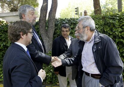 Los líderes sindicales José María Fidalgo (2i) y Cándido Méndez (d) se saludan en el exterior del tanatorio.