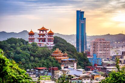 Crisol de culturas. Su estratégica posición entre el mar de China y el Pacífico convirtió a la isla hermosa, Taiwán, en un codiciado botín a lo largo de la historia. Hoy es un crisol de culturas que percibirá en su arquitectura, tradiciones y gastronomía y casi en cada esquina de su vibrante capital, Taipéi, con sus impresionantes rascacielos junto a antiguas pagodas. La isla cuenta, además, con una exuberante naturaleza y preciosas playas. 