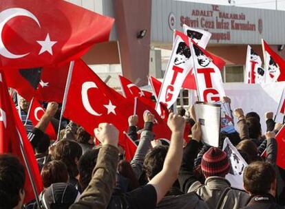 Manifestantes gritan lemas a las afueras de la prisión de Silivri, en Turquía, cuando comienza el juicio contra el presunto grupo golpista Ergenekon