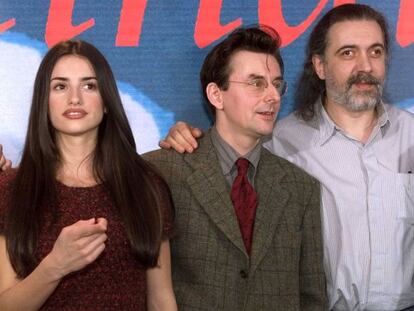 Fernando Trueba, acompañado por los actores Penélope Cruz y Johannes Silberschneider en la presentación de 'La niña de tus ojos' en la Berlinale de 1999