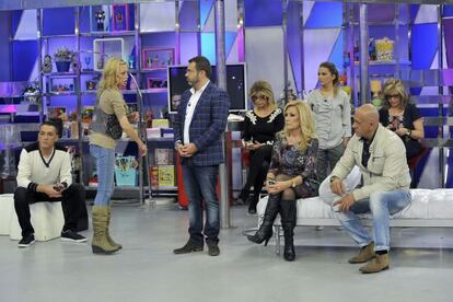 El presentador de Sálvame, Jorge Javier Vázquez (centro) y los tertulianos que participan en el programa, durante un momento de su emisión.