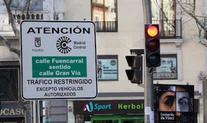 Una señal informa sobre el área de tráfico restringido Madrid Central.