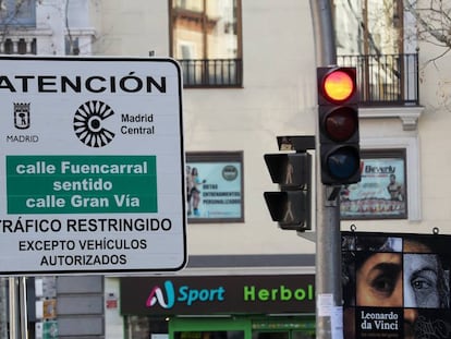 Una señal informa sobre el área de tráfico restringido Madrid Central.