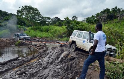 1 de julio. En época de lluvias, el camino que conecta Kabala con Kumala se torna imposible. Bien lo sabe el coche de Médicos del Mundo que le tocó morder barro. Gracias a la ayuda de Oxfam, pudimos "desatascar el coche". En la imagen, nuestro ingeniero Manasé preguntándose como saldrá la jugada.