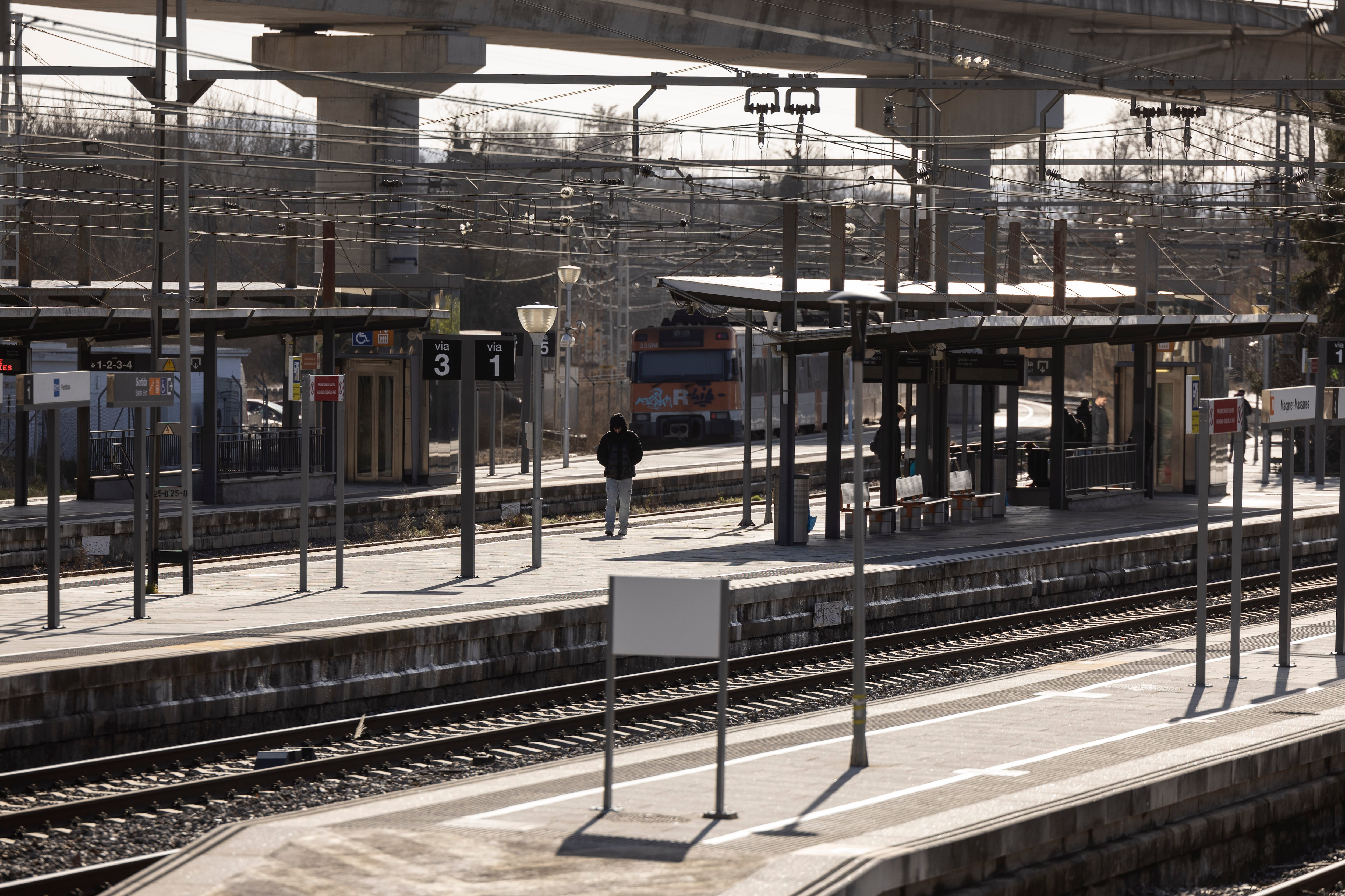 La estación de Renfe de Maçanet-Massanes (Girona) de la linea R1 de Rodalies Renfe.