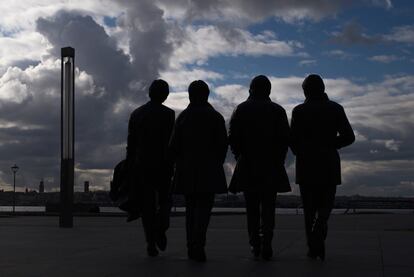 La silueta de las estatuas de Los Beatles al atardecer en el paseo marítimo de Liverpool, el 11 de febrero de 2016.