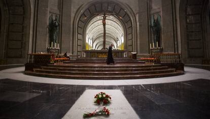 Tumba de Francisco Franco en el crucero central de la basílica del Valle de los Caídos. 