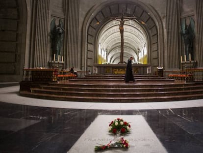 Tumba de Francisco Franco en el crucero central de la basílica del Valle de los Caídos. 