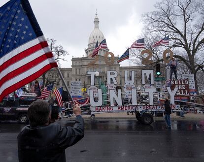 Manifestantes apoyan al presidente Donald Trump frente al Capitolio de Michigan el pasado 15 de abril.