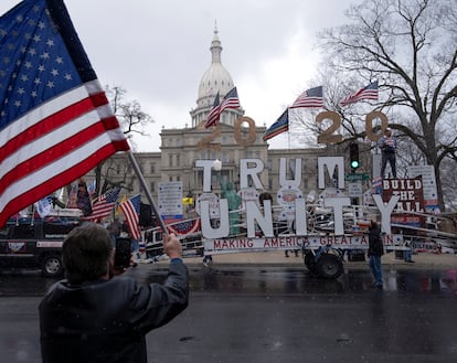 Manifestantes apoyan al presidente Donald Trump frente al Capitolio de Michigan el pasado 15 de abril.