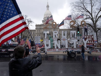 Manifestantes apoyan al presidente Donald Trump frente al Capitolio de Michigan el pasado 15 de abril.