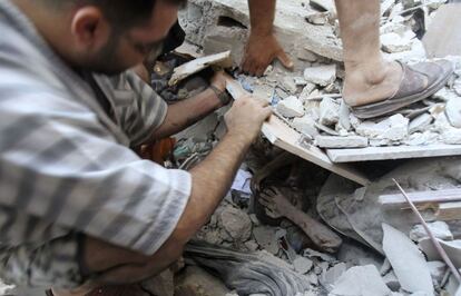 Um grupo de palestinos tenta resgatar um garoto preso entre os escombros do edifício destruído pelas bombas.