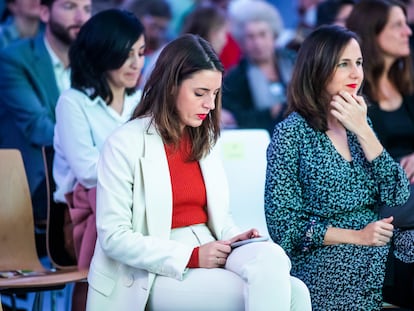 Irene Montero (a la izquierda) y Ione Belarra, este miércoles por la mañana, durante un acto en Madrid contra la violencia en la infancia.