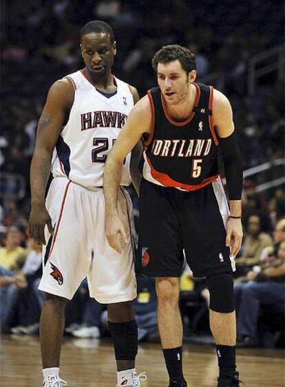 Rudy Fernández espera, junto al base de los Hawks Ronald Murray, el lanzamiento de un tiro libre.