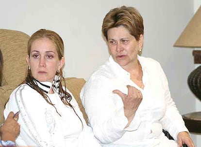 Bárbara Valés de Barreto y Virginia Alcedo de Barreto, el lunes en San Cristobal.
Bárbara Valés de Barreto y Virginia Alcedo de Barreto, el lunes en San Cristóbal.
/ EFE