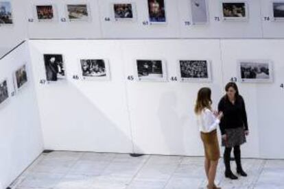 Vista de la exposición "EFE, 75 años en fotos", que hoy se inaugura en Burgos, conmemorando el nacimiento de la agencia en la ciudad hace 75 años, el 3 de enero de 1939, siendo la primera agencia de noticias global en español en el mundo.