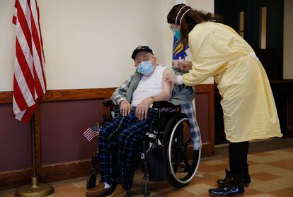 La doctora Alhan Fadiani administra una vacuna de Pfizer-BioNTech contra la covid-19 al veterano de guerra Dominic Pitella en Chelsea, Massachusetts.