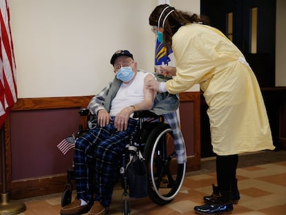 A médica Alhan Fadiani administra uma vacina da Pfizer-BioNTech contra a covid-19 ao veterano de guerra Dominic Pitella em Chelsea, Massachusetts.