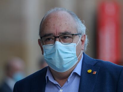 El consejero de Educación, Josep Bargalló, llegando al Parlament.