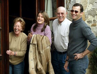 31 de enero de 2004. El Príncipe de Asturias y su prometida posan con los abuelos de doña Letizia, José Luis Ortiz y Menchu Álvarez del Valle, en el municipio asturiano de La Arquera de Sardeu en Ribadesella.