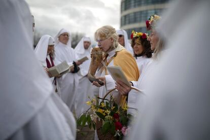 Miembros de La Orden del Druida celebran el equinoccio de primavera en la torre Hill de Londres (Reino Unido).